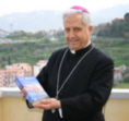 Mons. Ignazio Zambito con la Bibbia che sar consegnata alle famiglie della nostra Diocesi