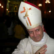 Mons Vescovo benedice l'Assemblea