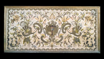 E_B0006A.jpg - Manifattura siciliana, Paliotto a motivi floreali con Gesù Crocifisso al centro, ricami con fili di seta policroma e fili d'argento, sec. XVIII.