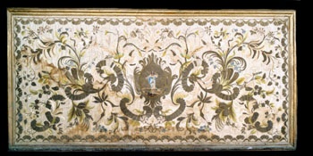 E_B0007A.jpg - Manifattura siciliana, Paliotto a motivi floreali con la Madonna al centro, ricami con fili di seta policroma e fili d'argento, sec. XVIII.