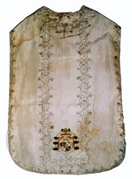 E_B0031A.jpg - Manifattura siciliana, Pianeta, ricami con fili d'oro su fondo bianco con stemma vescovile, 1782-1813.
