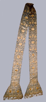 E_B0036A.jpg - Manifattura messinese, Stola, ricami con fili d'oro su damasco rosso, 1734-1753.