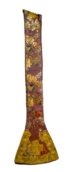E_B0052A.jpg - Manifattura siciliana, Stola, ricami floreali con fili d'oro e di seta policroma su damasco rosso, sec. XVIII.