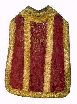 E_B0055A.jpg - Manifattura siciliana, Pianeta, ricami con fili d'oro su seta rossa, sec. XVIII.