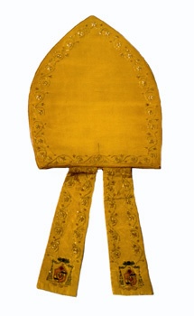 E_B0089A.jpg - Manifattura siciliana, Mitria con stemma vescovile, ricami con fili d'oro su seta gialla, sec. XIX.