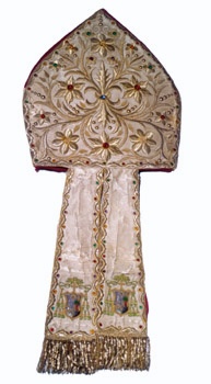 E_B0091A.jpg - Manifattura siciliana, Mitria con stemma vescovile, ricami con fili d'oro su seta, sec. XIX.