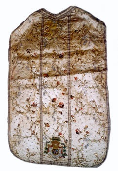 E_B0095A.jpg - Manifattura siciliana, Pianeta con stemma vescovile, ricami con fili d'oro e fili di seta su fondo bianco, 1782-1813.