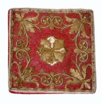 E_B0102A.jpg - Manifattura siciliana, Copricalice, ricami con fili d'oro su damasco rosso, prima metà del sec. XIX.