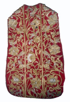 E_B0106A.jpg - Manifattura siciliana, Pianeta, ricami con fili d'oro su damasco rosso, sec. XVIII.