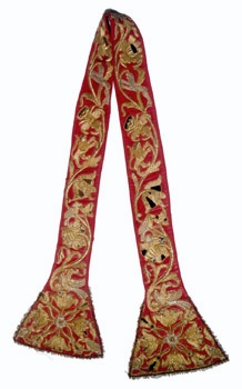 E_B0108A.jpg - Manifattura siciliana, Stola, ricami con fili d'oro e fili di seta su damasco rosso, sec. XVIII.