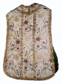 E_B0109A.jpg - Manifattura italiana, Pianeta, ricami con fili policromi di seta su fondo bianco, 1750-1760.