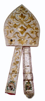 E_B0111A.jpg - Manifattura siciliana, Mitria con stemma vescovile, ricami con fili d'oro su seta bianca, 1782-1813.