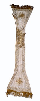 E_B0113A.jpg - Manifattura siciliana, Manipolo, ricami con fili d'oro su seta bianca, sec. XIX.