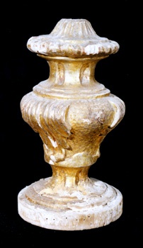 E_B0131A.jpg - Ambito messinese, Candeliere 1/3, legno inciso e dorato, sec. XVIII.