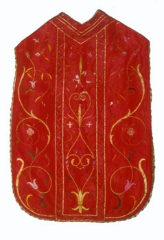 E_B0141A.jpg - Manifattura siciliana, Pianeta, ricami con fili d'oro e fili di seta policroma su fondo seta rossa, metà sec. XIX.