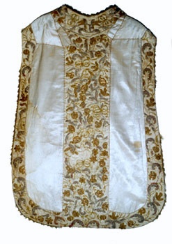 E_B0143A.jpg - Manifattura messinese, Pianeta, ricami motivi floreali con fili d'oro su fondo seta bianca, sec. XVIII.