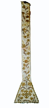 E_B0144A.jpg - Manifattura messinese, Stola, ricami motivi floreali con fili d'oro su fondo seta bianca, sec. XVIII.