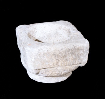 E_B0146A.jpg - Ambito messinese, Acquasantiera, pietra incisa, sec. XVII.