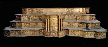E_B0151A.jpg - Ambito messinese, Altare a quattro ripiani con tabernacolo, legno inciso sbalzato e indorato, sec. XVIII.