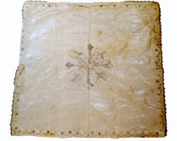 E_B0153a.jpg - Manifattura siciliana, Velo copricalice, ricami con fili d'oro su seta bianca, 1782-1813.
