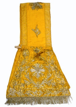 E_B0158A.jpg - Manifattura siciliana, Manipolo, ricami con fili d'oro bianco su seta gialla, sec. XVIII.