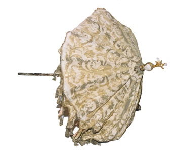 E_B0163A.jpg - Manifattura siciliana, Ombrello processionale, ricami con fili d'oro su seta bianca, sec. XVIII.