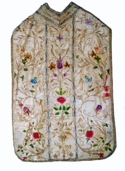 E_B0164A.jpg - Manifattura siciliana, Pianeta, ricami motivi floreali con fili di seta policroma e fili d'oro su seta bianca, sec. XVIII.