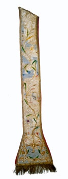 E_B0165A.jpg - Manifattura siciliana, Stola, ricami motivi floreali con fili di seta policroma e fili d'oro su seta bianca, sec. XVIII.