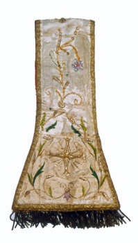 E_B0166A.jpg - Manifattura siciliana, Manipolo, ricami motivi floreali con fili di seta policroma e fili d'oro su seta bianca, sec. XVIII.