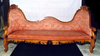 E_B0171A.jpg - Ambito messinese, Divano 1/2, legno intarsiato e velluto damascato rosa, sec. XIX.