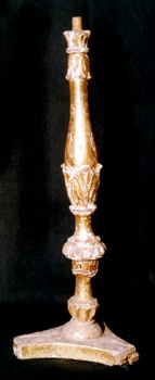 E_B0192a.jpg - Bottega siciliana, Candeliere, legno inciso e dorato, sec. XVIII.