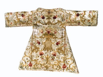 E_B0202a.jpg - Manifattura siciliana, Tonacella 3/4, ricami motivi floreali con fili d'oro e fili di seta policroma su fondo bianco, metà sec. XVIII.