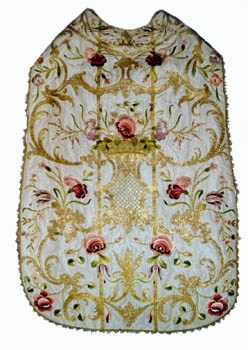 E_B0205a.jpg - Manifattura siciliana, Pianeta 3/5, ricami motivi floreali con fili d'oro e fili di seta policroma su fondo bianco, metà sec. XVIII.