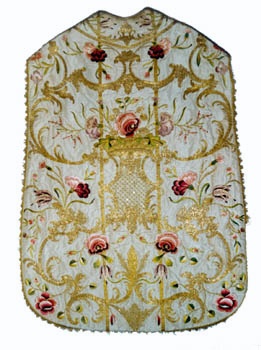 E_B0207a.jpg - Manifattura siciliana, Pianeta 5/5, ricami motivi floreali con fili d'oro e fili di seta policroma su fondo bianco, metà sec. XVIII.