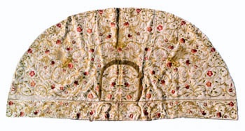 E_B0208a.jpg - Manifattura siciliana, Piviale 1/4, ricami motivi floreali con fili d'oro e fili di seta policroma su fondo bianco, metà sec. XVIII.