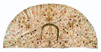 E_B0209a.jpg - Manifattura siciliana, Piviale 2/4, ricami motivi floreali con fili d'oro e fili di seta policroma su fondo bianco, metà sec. XVIII.