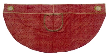 E_B0215A.jpg - Manifattura siciliana, Piviale, damasco rosso con ricami stemma vescovile, prima metà sec. XVII.
