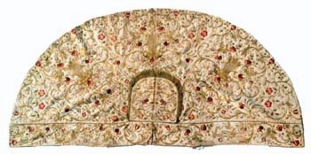 E_B0260A.jpg - Manifattura siciliana, Piviale 3/4, ricami motivi floreali con fili d'oro e fili di seta policroma su fondo bianco, metà sec. XVIII.