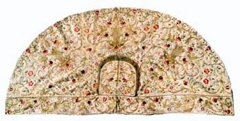 E_B0261A.jpg - Manifattura siciliana, Piviale 4/4, ricami motivi floreali con fili d'oro e fili di seta policroma su fondo bianco, metà sec. XVIII.